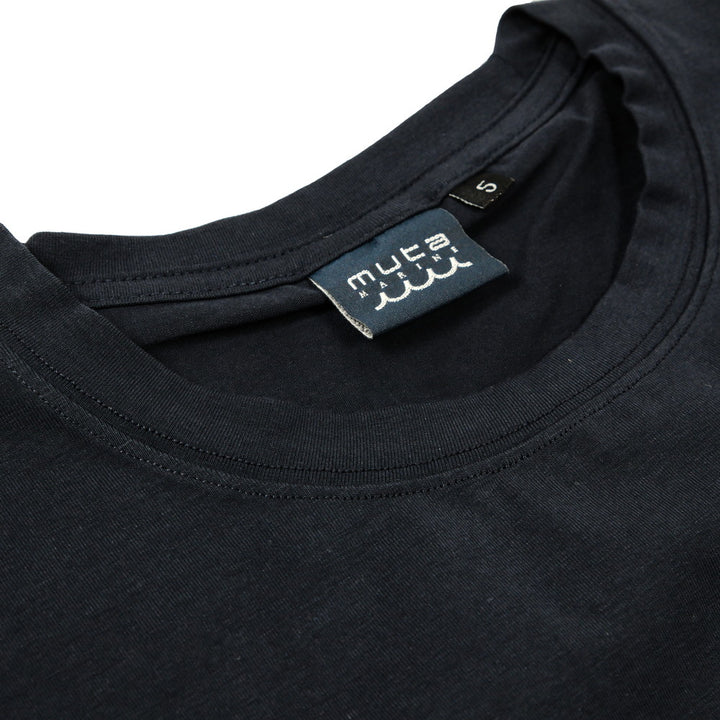 【L4K3×muta】【MMKW-434584】L4K3×MUTA 6ロゴ Tシャツ / NAVY