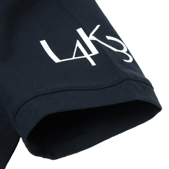 【L4K3×muta】【MMKW-434584】L4K3×MUTA 6ロゴ Tシャツ / NAVY