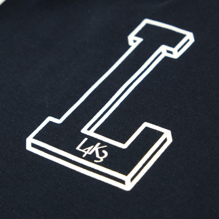 【L4K3×muta】【MMKW-434584】L4K3×MUTA 6ロゴ Tシャツ / NAVY