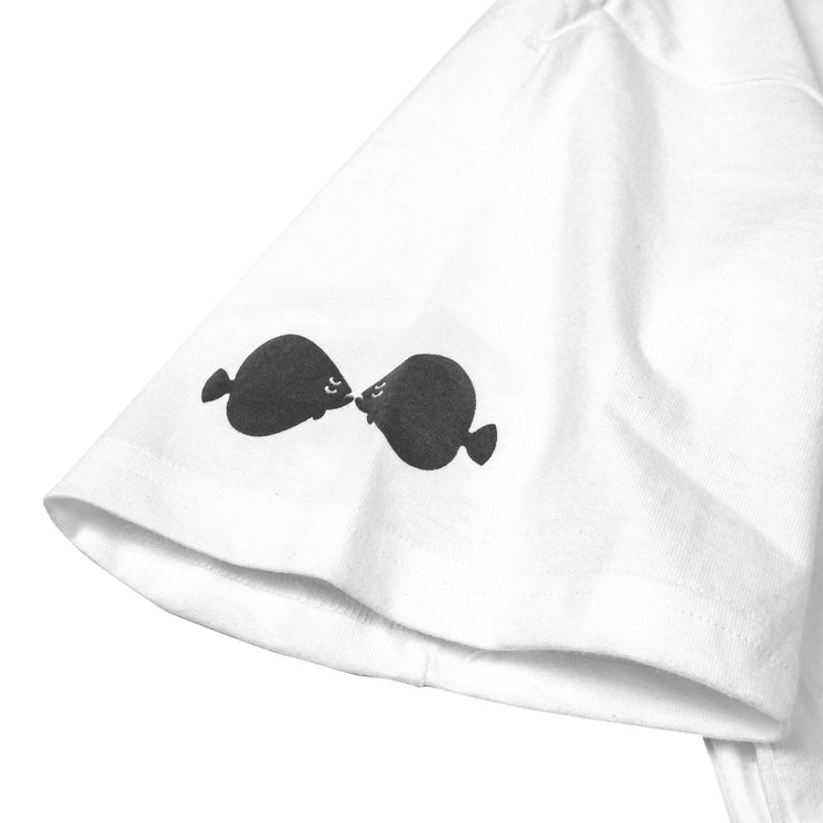 【MMKW-434585】L4K3×MUTA ISEO ロゴ Tシャツ / WHITE