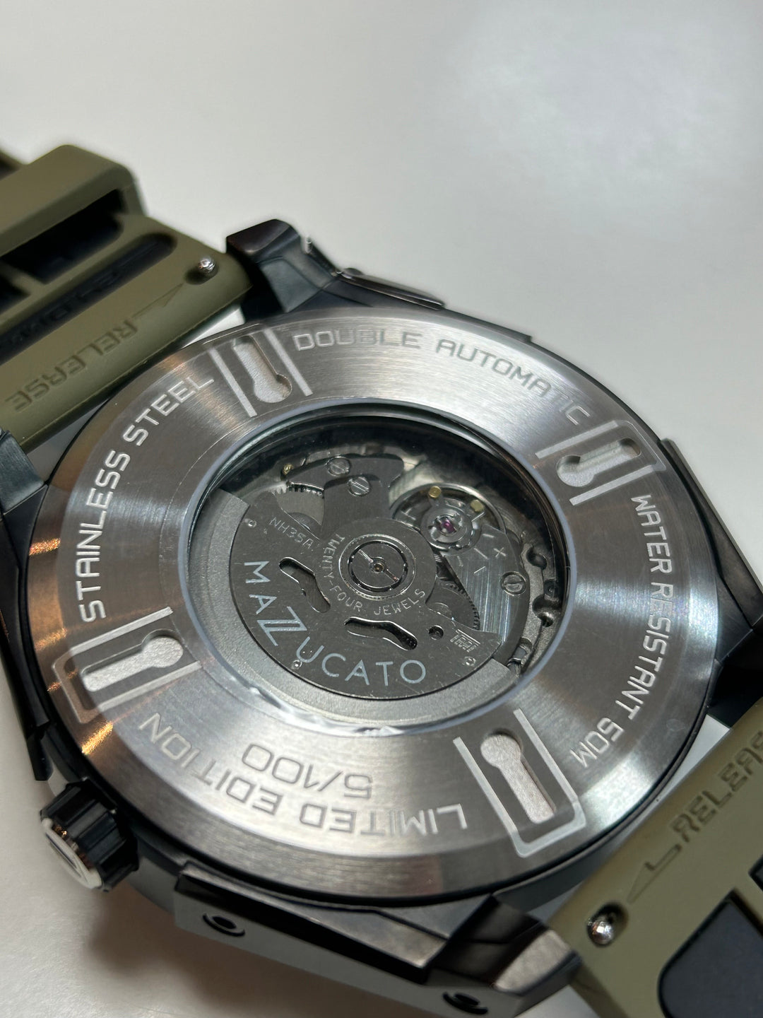 LAX のデザインは、独自のゴリラガラスで保護された 2 つの自動巻き