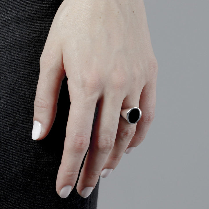 [N25ANE00067]OVAL BLACK ENAMEL SIGNET RING 