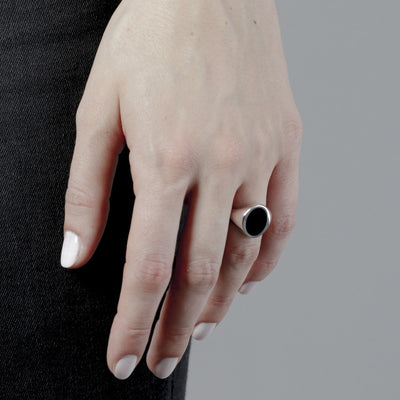 【N25ANE00067】OVAL BLACK ENAMEL SIGNET RING