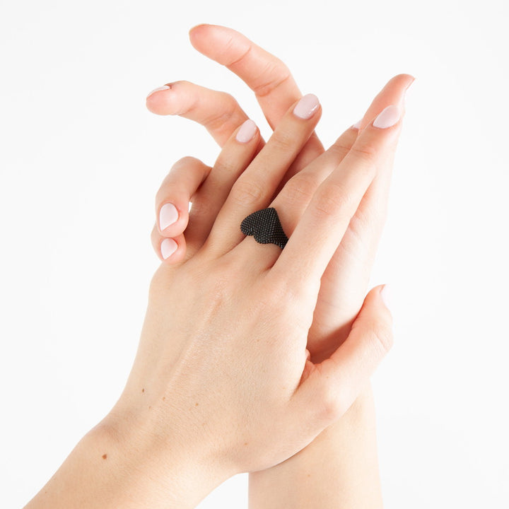 [N25ANE00452] TOTAL BLACK DOTTED HEART SIGNET RING 